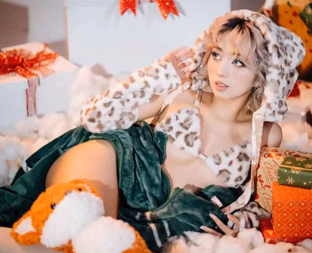 Đính kèm chú thích cùng bộ ảnh gợi cảm, người đẹp viết: "Red Fox for your Valentines".