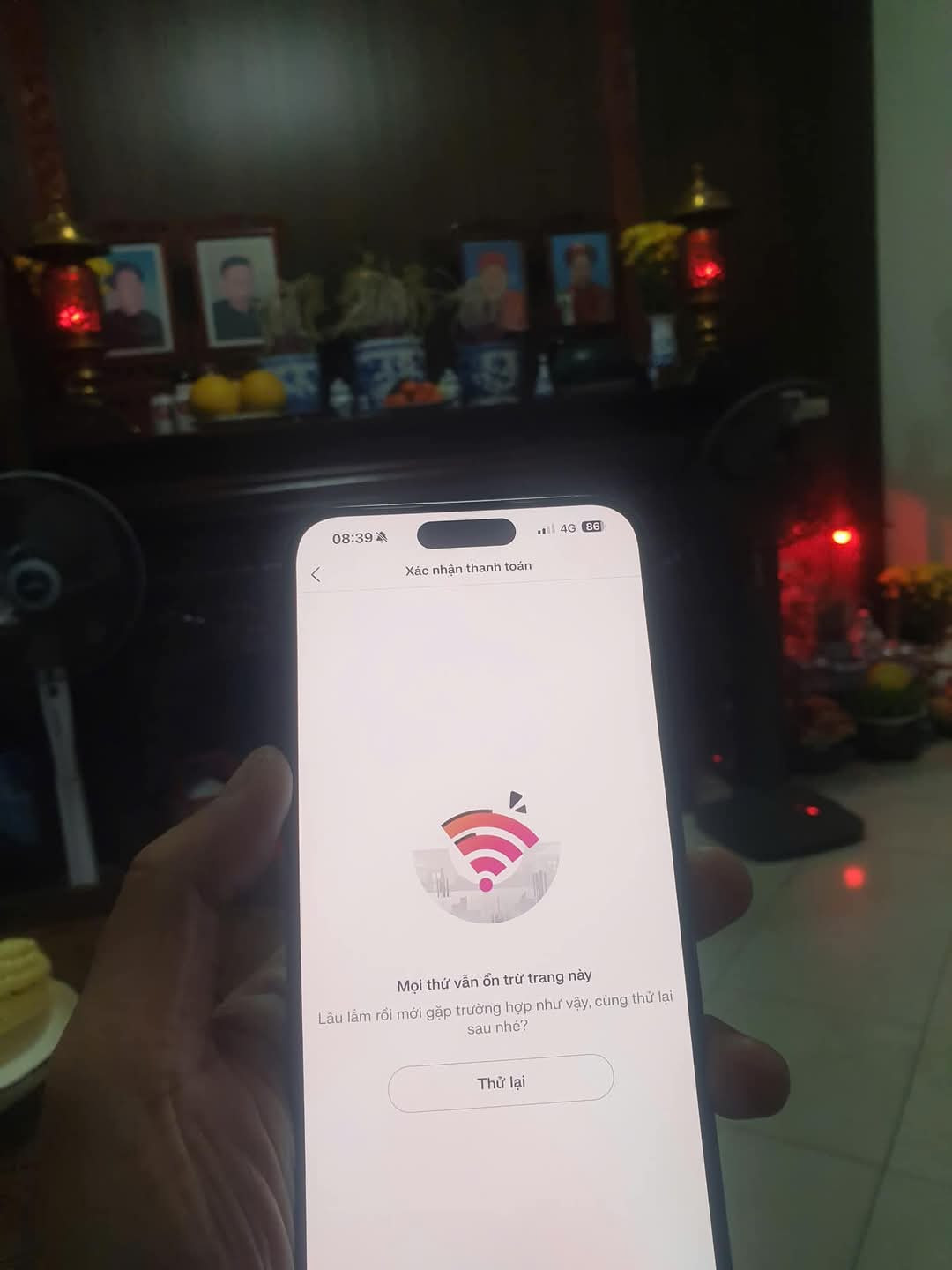 Nhiều người quan tâm bình luận hỏi cách mua và bày tỏ sự thất vọng khi chưa “săn” được vé và lo lắng vé sẽ nhanh chóng bán hết.