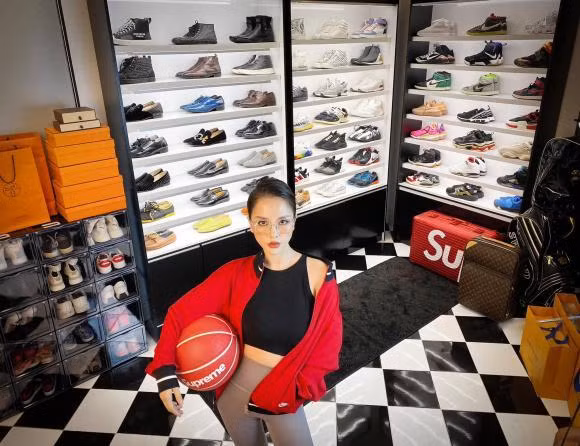 Dù đang ở nhà thực hiện nghiêm việc giãn cách theo chỉ thị 16 phòng chống COVID-19 nhưng Trang Pilla vẫn cho ra lò những bức ảnh xịn sò.