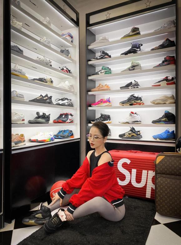 Nhưng điểm thu hút người xem trong những bức ảnh của Trang Pilla chính là tủ giày hiệu siêu to khổng lồ phía sau.