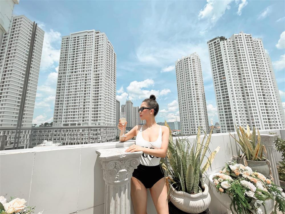 Tủ giày còn có hệ thống đèn chiếu sáng nhìn rất sang xịn. Ngay cả cô em chồng Bảo Thy cũng phải vào xuýt xoa: "Quá là chất" dưới bài đăng của chị dâu Trang Pilla.