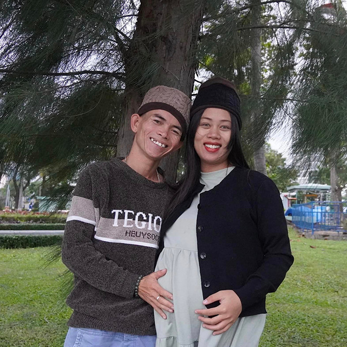 Nổi lên bằng bài hát đếm số Tiếng Anh, Sô Y Tiết ngày càng nhận được sự yêu mến của người hâm mộ cũng như có được thành công ngoài mong đợi. Không chỉ có thu nhập ổn định, giờ đây hiện tượng mạng này còn có một gia đình viên mãn, hạnh phúc với người vợ xinh đẹp tên Bông Lan.