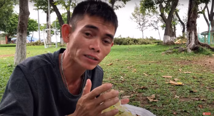 Được biết, công việc hiện tại của Sô Y Tiết vẫn là hát các bài hát đếm số, chúc mừng sinh nhật trên các nền tảng mạng xã hội. Khi có người đặt bài, anh chàng sẽ làm clip. Ngoài ra, chàng trai chăn bò cũng làm YouTube quay lại cuộc sống hàng ngày của mình.