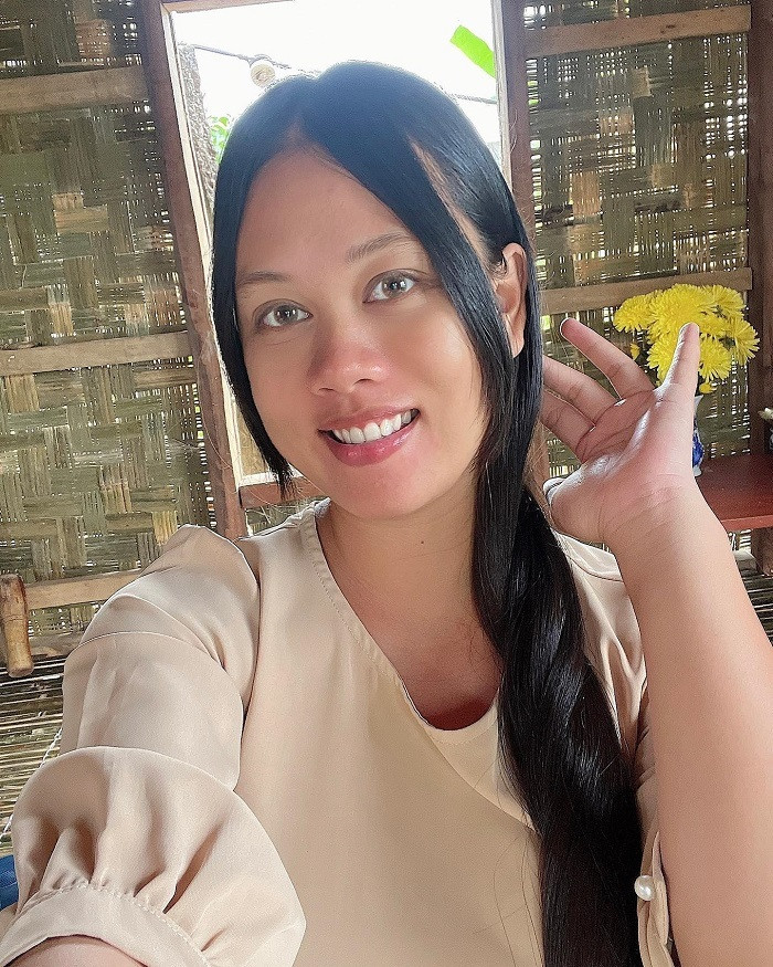 Bông Lan cũng tiết lộ với bạn bè ở dưới phần bình luận cô nàng sẽ sinh con trong vòng 1 tuần tới hoặc có thể sớm hơn. Cả hai đang háo hức đếm ngược từng ngày em bé chào đời.