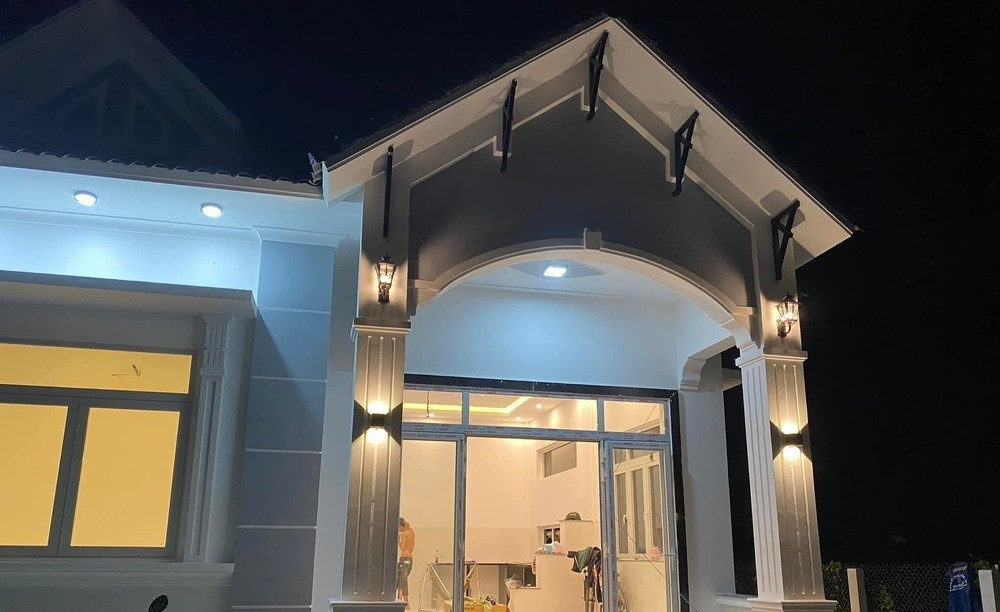 Trong đoạn clip đưa vợ đi khám thai trước đó, Sô Y Tiết từng xúc động bày tỏ lý do vì sao dạo gần đây 2 vợ chồng ít ra video: "Vợ chồng mình cũng lủi thủi, sống mồ côi mồ cút chỉ có 2 người. Hai người phải tự lo hết, không có ai trông nhà cho. Mới lo xong ngôi nhà, còn bận rộn nhiều việc nên không ra video được thường xuyên.”