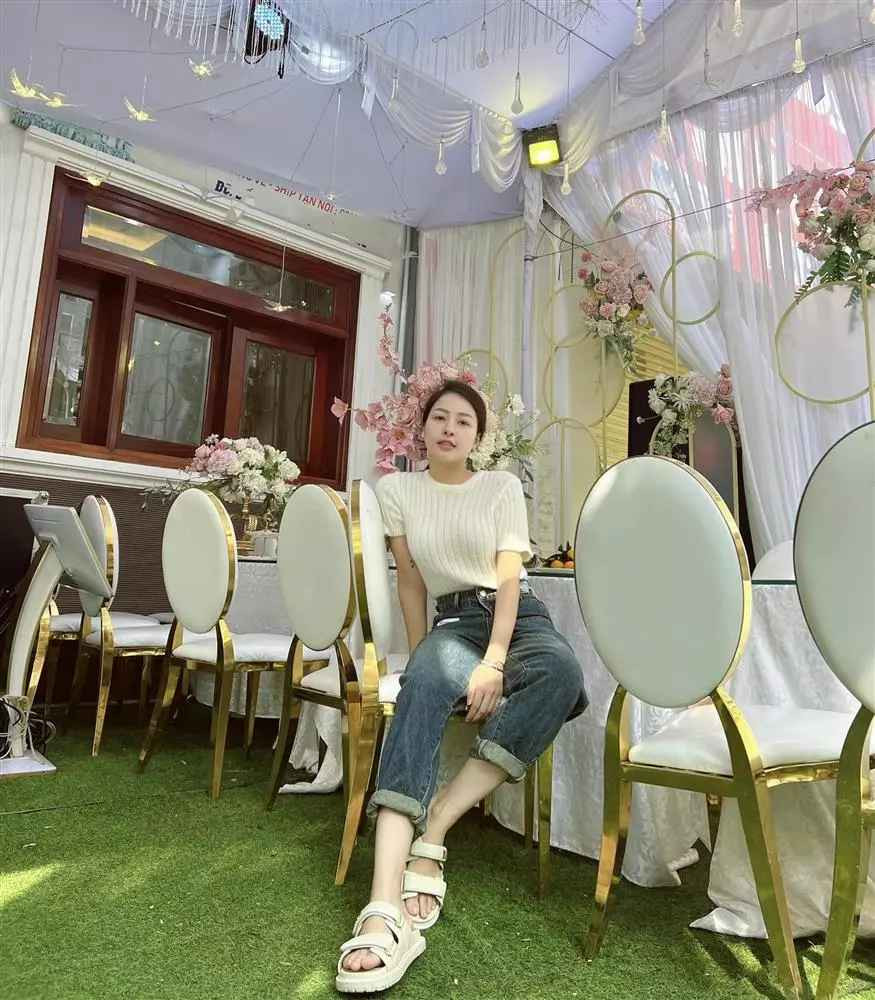 Mới đây trên trang cá nhân, hot girl Trâm Anh đã show loạt ảnh mới. Lần lên sóng này, gái xinh xứ Thanh check-in trước cổng một rạp cưới cực hoành tráng.