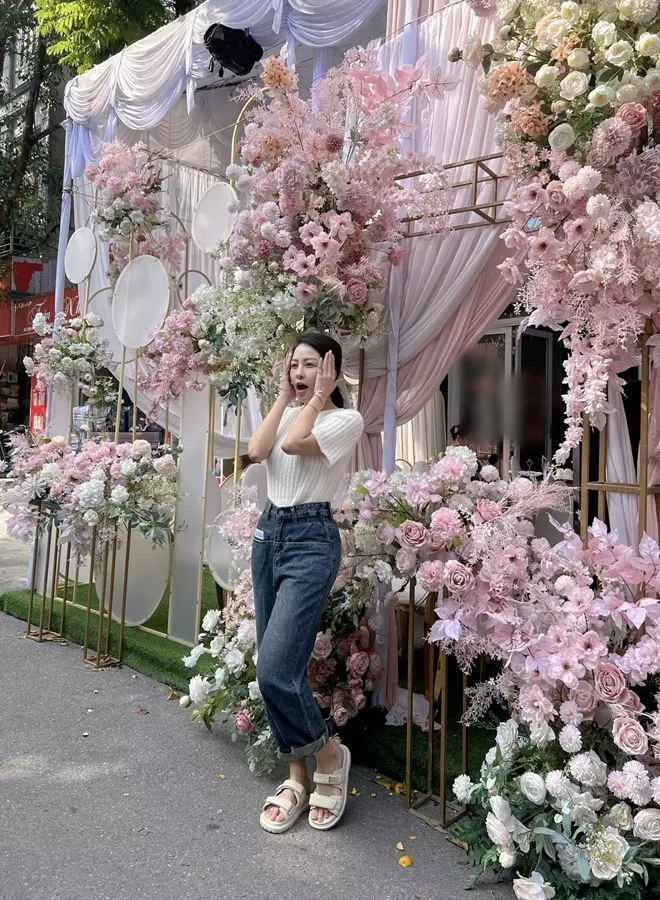 Khoảnh khắc ghi lại, gái xinh 9X ăn mặc giản dị với áo phông, quần jeans, chân đi dép lê. "Chụp trước vài tấm", cô viết.