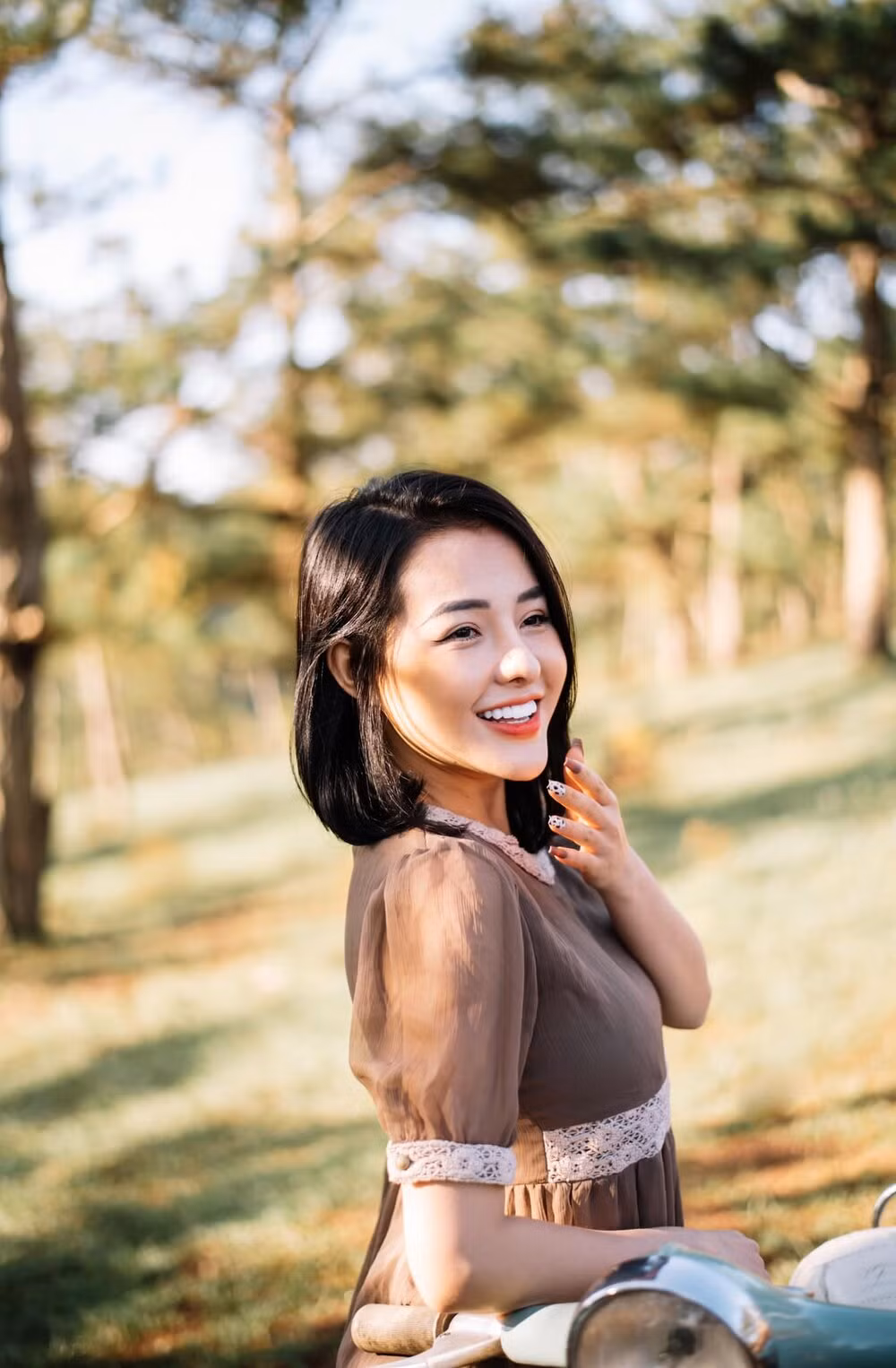 Cụ thể trong một số khoảnh khắc, Ngân 98 vẫn để lộ điểm nhạy cảm cho thấy cô đang hoàn toàn thả rông sau bộ váy kín đáo trên, điều này khiến dân tình không khỏi "đỏ mặt".