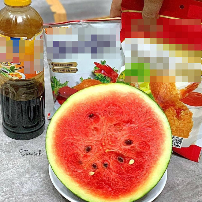 Mới đây, trên diễn đàn Hội chê đồ ăn có tâm, cô nàng Q.N. đã chia sẻ cảm nhận của bản thân sau khi làm theo công thức "học lỏm" được trên Tiktok món dưa hấu chiên xù.