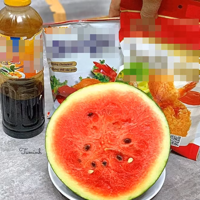 Mới đây, trên diễn đàn Hội chê đồ ăn có tâm, cô nàng Q.N. đã chia sẻ cảm nhận của bản thân sau khi làm theo công thức "học lỏm" được trên Tiktok món dưa hấu chiên xù.