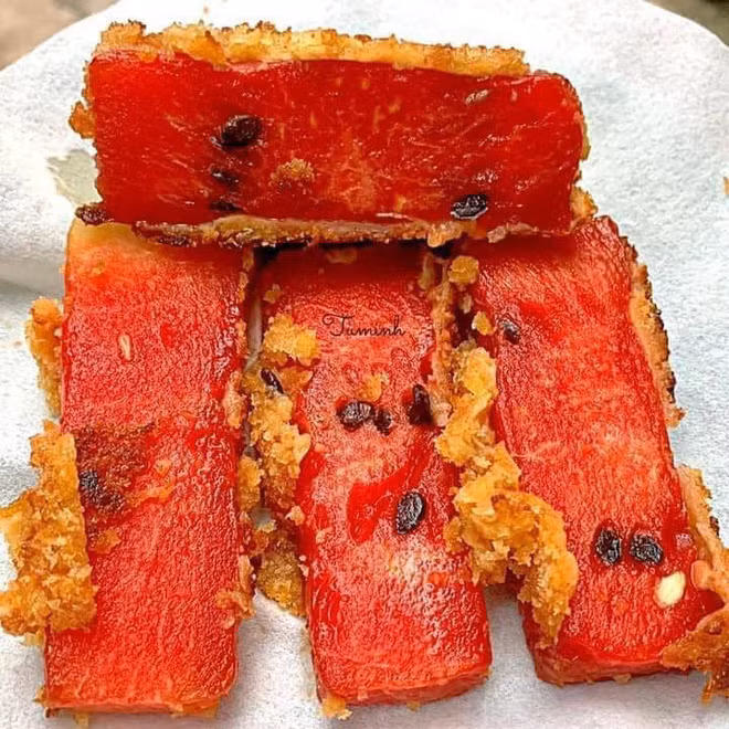 Tuy nhiên, món dưa hấu chiên xù chỉ nên thử một lần cho biết, dưa hấu ăn giòn lạnh vẫn là "chân ái".