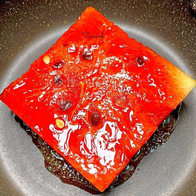 Bài viết làm món dưa hấu chiên xù nhanh chóng thu hút sự quan tâm lớn của dư luận về món ăn độc - lạ này.