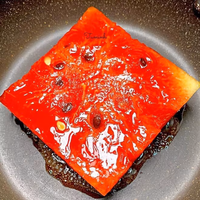 Bài viết làm món dưa hấu chiên xù nhanh chóng thu hút sự quan tâm lớn của dư luận về món ăn độc - lạ này.