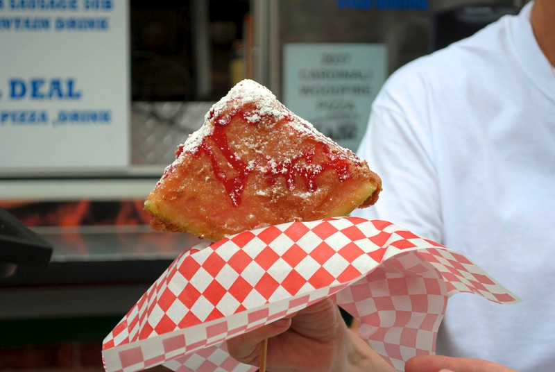 Đây không phải lần đầu tiên món dưa hấu chiên xù xuất hiện trên cõi mạng. Nó từng được không ít TikToker ở nước ngoài làm thử.