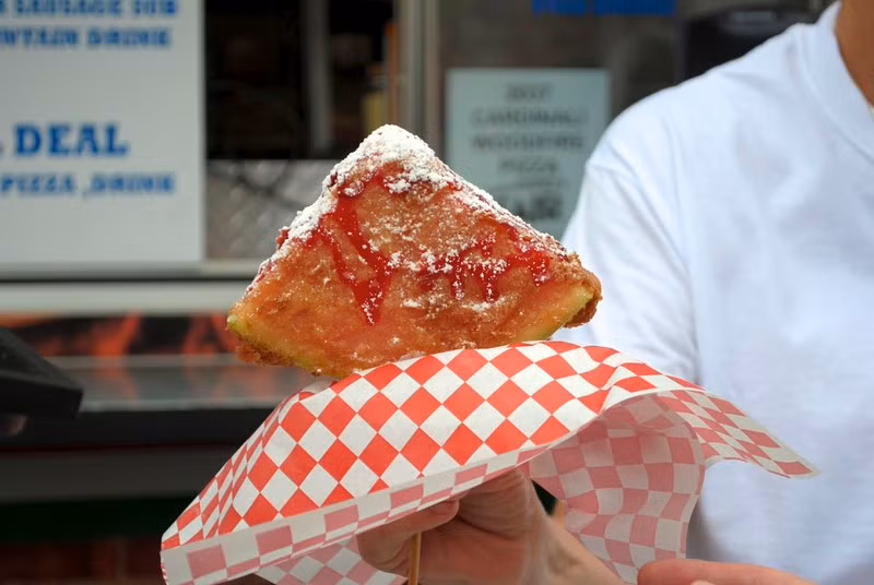 Đây không phải lần đầu tiên món dưa hấu chiên xù xuất hiện trên cõi mạng. Nó từng được không ít TikToker ở nước ngoài làm thử.