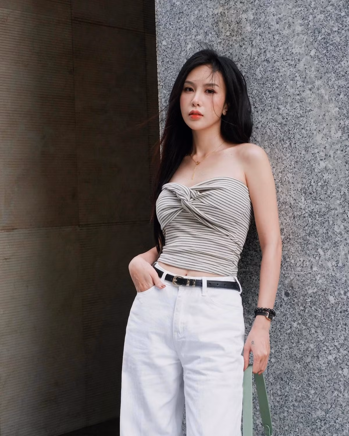 Trên trang cá nhân, Jenna Anh Phương thường xuyên chia sẻ những bức ảnh làm người mẫu.