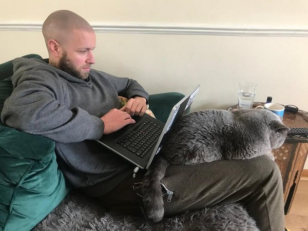 Để nâng cao hiệu quả làm việc, nhiều người đã bỏ chút thời gian chỉnh chu lại chỗ làm việc của mình sao cho gọn gàng, sạch sẽ và thoải mái nhất.