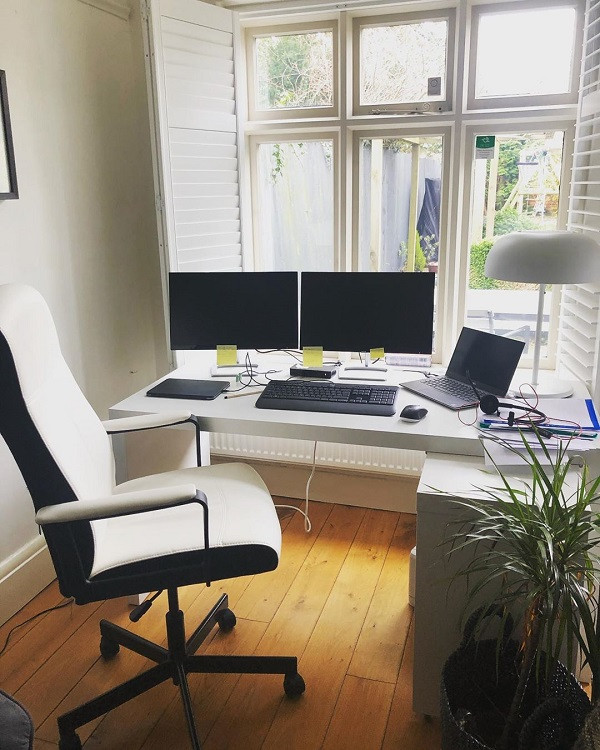 Trên mạng xã hội, đông đảo cư dân mạng cũng nhanh chóng cập nhật, đăng tải hình ảnh chụp góc làm việc tại nhà của mình trong mùa dịch Covid-19.