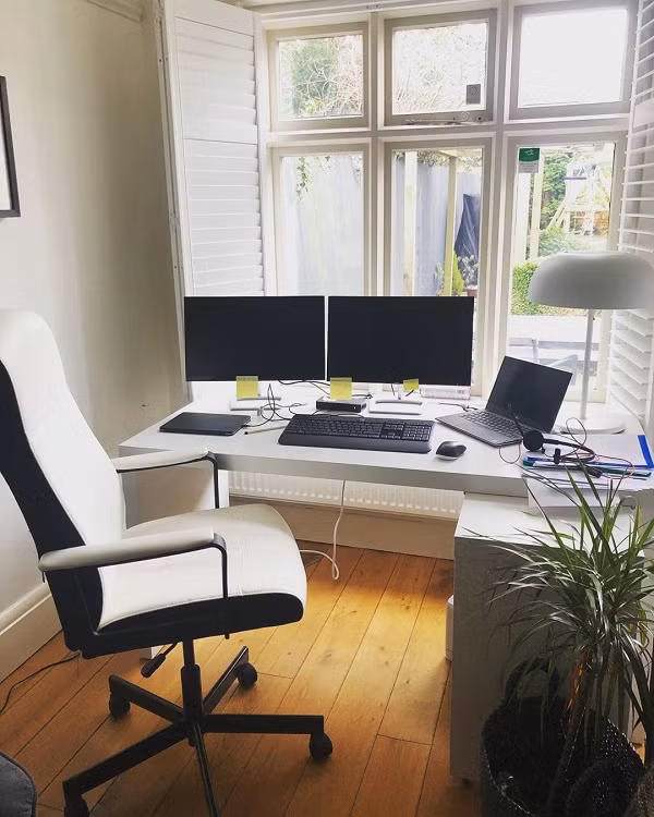 Trên mạng xã hội, đông đảo cư dân mạng cũng nhanh chóng cập nhật, đăng tải hình ảnh chụp góc làm việc tại nhà của mình trong mùa dịch Covid-19.