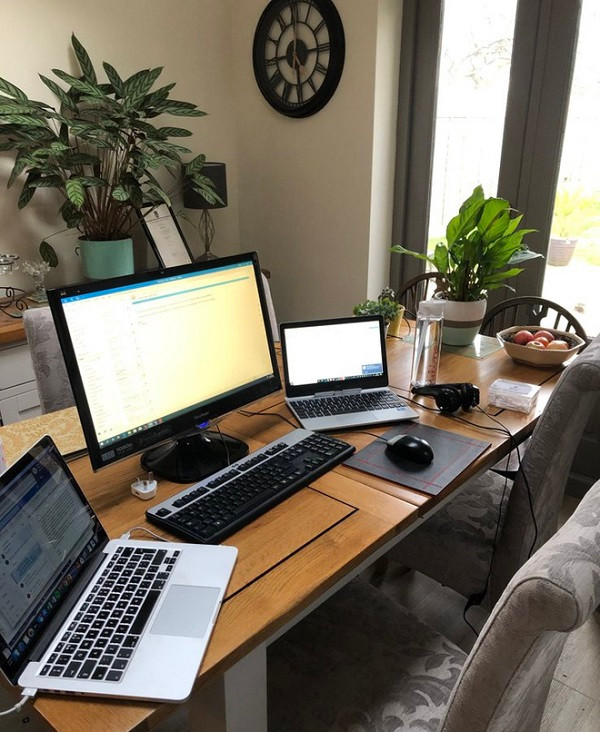 Cũng chính vì ảnh hưởng của dịch Covid-19, nhiều công ty cũng quyết định cho phép nhân viên có thể ở nhà và làm việc từ xa để đảm bảo an toàn sức khỏe.