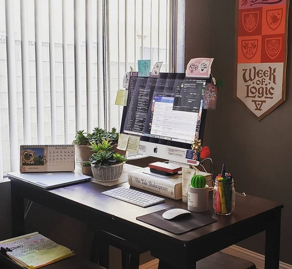 Dù mọi lĩnh vực đều chịu nhiều ảnh hưởng từ dịch Covid-19 nhưng mọi người vẫn cố gắng làm việc chăm chỉ bằng mọi cách và không quên thực hiện các biện pháp cách ly tại nhà.