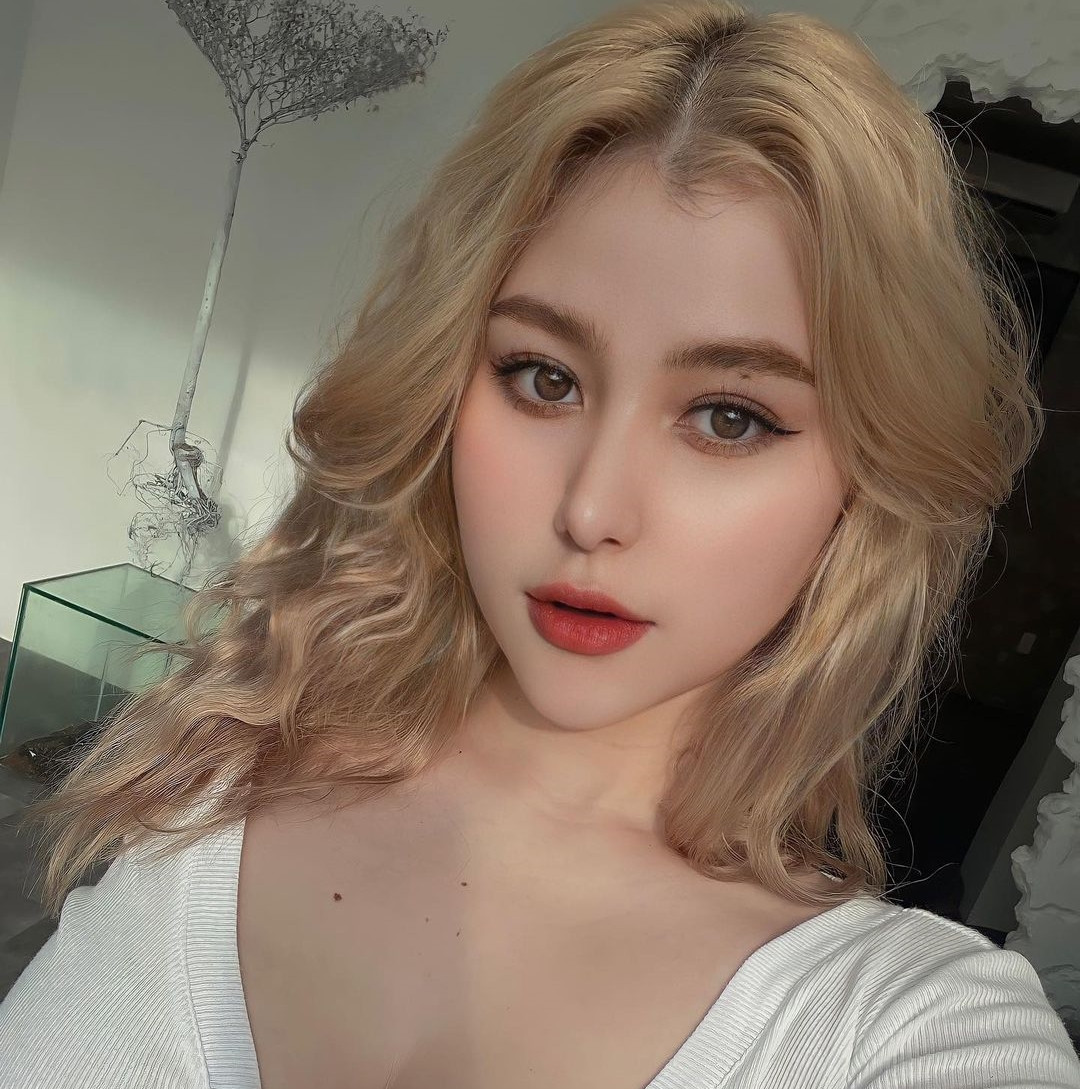 Sau sinh nở, hot girl Sunna chuộng váy "kín cổng cao tường" tôn body Sau sinh no, hot girl Sunna chuong vay