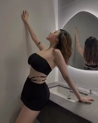 Sunna vẫn chuộng những kiểu váy bodycon ôm dáng, khoe hình thể phồn thực trứ danh của mình.