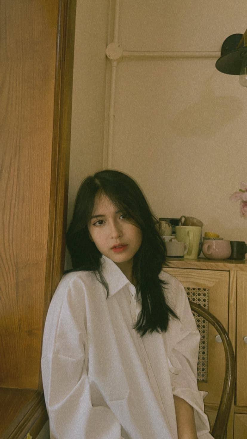 Cụ thể, Kim Ngân cho biết: "Thật ra mình chỉ đăng ảnh này lên story để khoe với bạn bè và mọi người theo dõi mình. Tuy nhiên có bạn đã cap lại và gửi cho page sau đó các page share lại của nhau. Vì vậy mà mình hơi bất ngờ nhưng mà cũng rất vui".