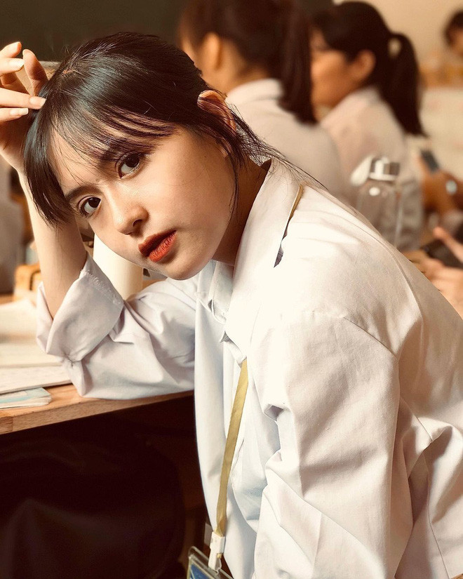 Sau ít giờ lên sóng, dân mạng đã tìm ra danh tính của nữ chính chụp ảnh căn cước công dân siêu đẹp. Cô gái này có tên Ngô Phùng Kim Ngân (SN 2003) đến từ trường THPT Quốc Oai (Hà Nội).