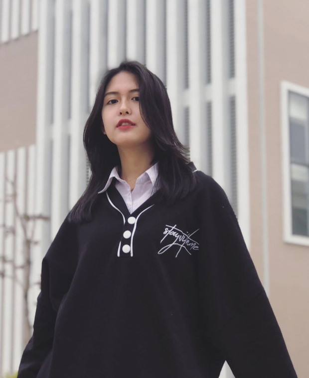 Hiện tại ngoài việc học, Kim Ngân cũng nhận job PR hoặc chụp ảnh mẫu cho các shop. Tuy nhiên thời gian này cô bạn đang tạm ngừng để tập trung vào ôn thi THPT Quốc gia.