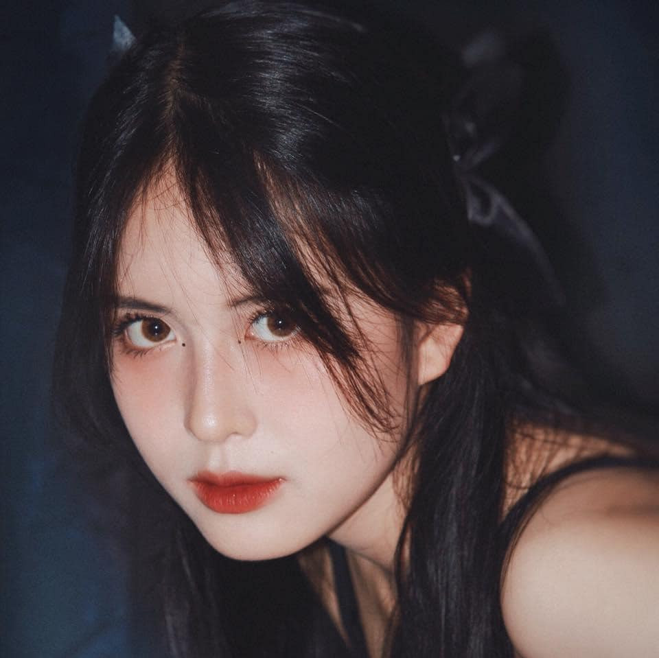 Kim Ngân cũng không ngại tiết lộ quá trình đi chụp ảnh căn cước của mình. "Mình chỉ chụp 1 lần là xong. Lúc chụp mình cũng chuẩn bị tinh thần phải vén tóc lên nhưng may mà không phải vén hết lên".