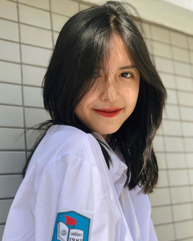 Ảnh thẻ là ác mộng với ai thì không biết chứ cô nàng này thì không. Gương mặt cân đối, đôi mắt 2 mí tròn xoe, đường nét thanh tú của gái xinh khiến dân tình dành không ngớt lời khen, các page lớn nhỏ trên Facebook share rầm rộ.