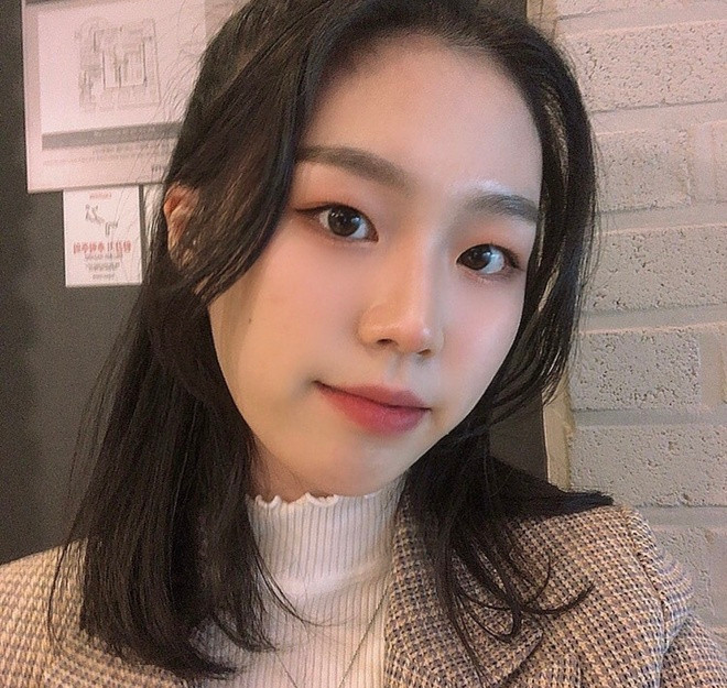 Gái xinh người Hàn sinh năm 1997 và bén duyên với billiard từ năm lớp 5. Cha của Seoa rất yêu thích môn thể thao này và thường xuyên đưa cô tới những buổi tụ họp chơi billiard cùng bạn bè.