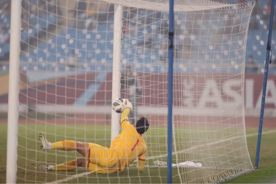 Đáng chú ý, có người còn bình luận, nói rằng khả năng thi đấu của Bùi Tấn Trường còn thua thủ môn Bùi Tiến Dũng – người từng bị “ném đá” vì bị xuống phong độ trước đó.