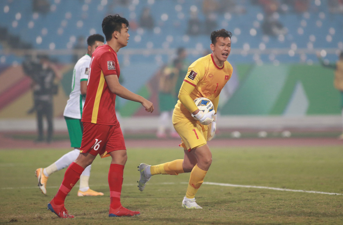 Ở khía cạnh khác, nhiều ý kiến cho rằng, việc Tấn Trường livestream ngay sau trận thua vừa qua là không nên. Khi đọc được bình luận của 1 netizen với giọng điệu khó nghe: “Già rồi thì nghỉ đi”. Nam thủ môn không hề né tránh mà trả lời: "Muốn nghỉ mà người ta không cho nghỉ, người ta gọi hoài".