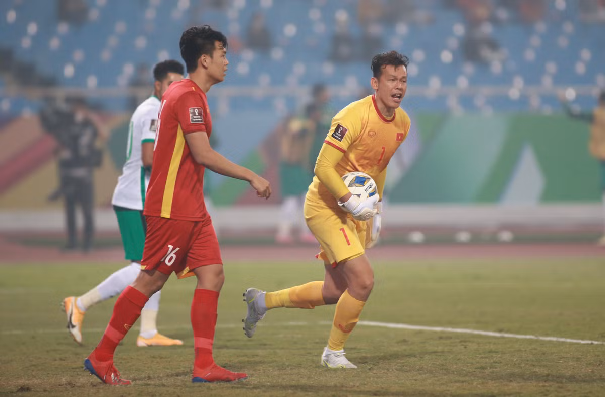 Ở khía cạnh khác, nhiều ý kiến cho rằng, việc Tấn Trường livestream ngay sau trận thua vừa qua là không nên. Khi đọc được bình luận của 1 netizen với giọng điệu khó nghe: “Già rồi thì nghỉ đi”. Nam thủ môn không hề né tránh mà trả lời: "Muốn nghỉ mà người ta không cho nghỉ, người ta gọi hoài".