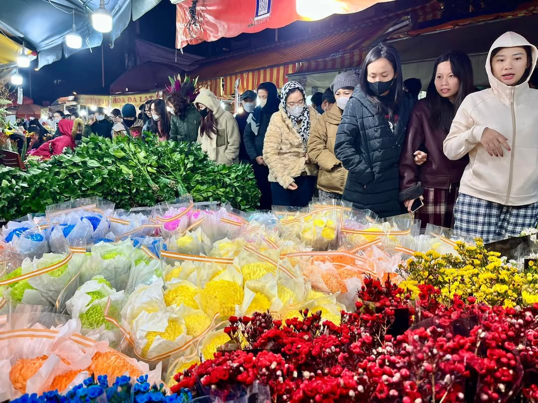 22h đêm, lượng người và phương tiện đổ về chợ hoa Quảng An rất đông gây ùn tắc kéo dài cả phía trong và ngoài đê Âu Cơ.