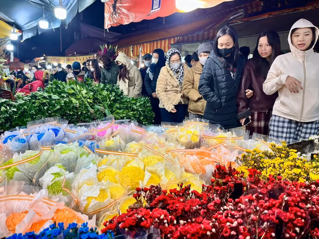22h đêm, lượng người và phương tiện đổ về chợ hoa Quảng An rất đông gây ùn tắc kéo dài cả phía trong và ngoài đê Âu Cơ.