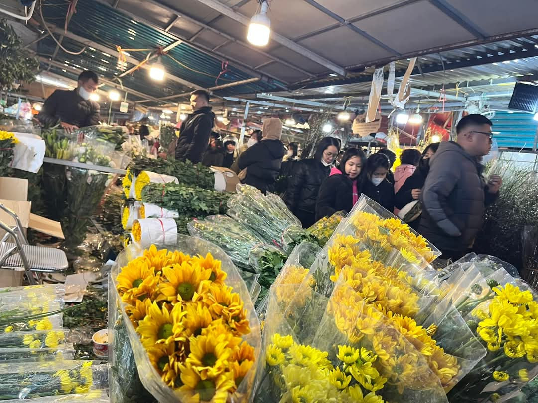 Một người dân mua 8 bó hoa lan tường với giá "kèm khuyến mãi" là 500.000 đồng, chị Kim Dung (Hà Nội) cho biết mình rất thích loại hoa này và năm sau sẽ tiếp tục tới để mua.