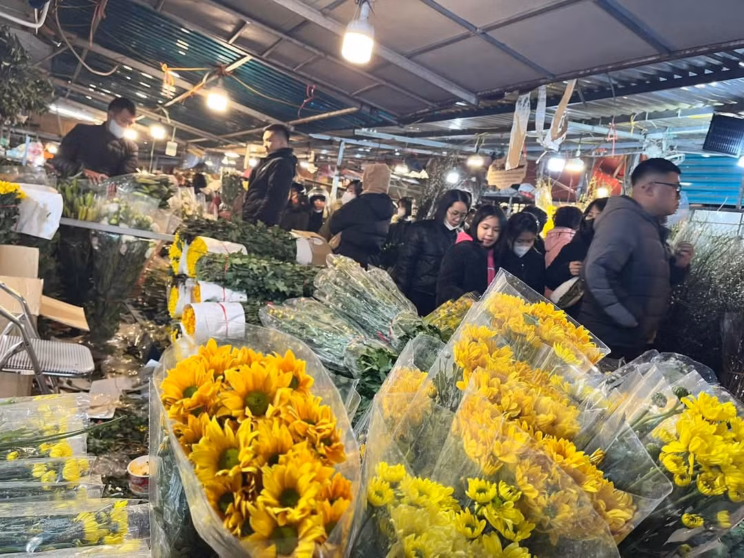 Một người dân mua 8 bó hoa lan tường với giá "kèm khuyến mãi" là 500.000 đồng, chị Kim Dung (Hà Nội) cho biết mình rất thích loại hoa này và năm sau sẽ tiếp tục tới để mua.