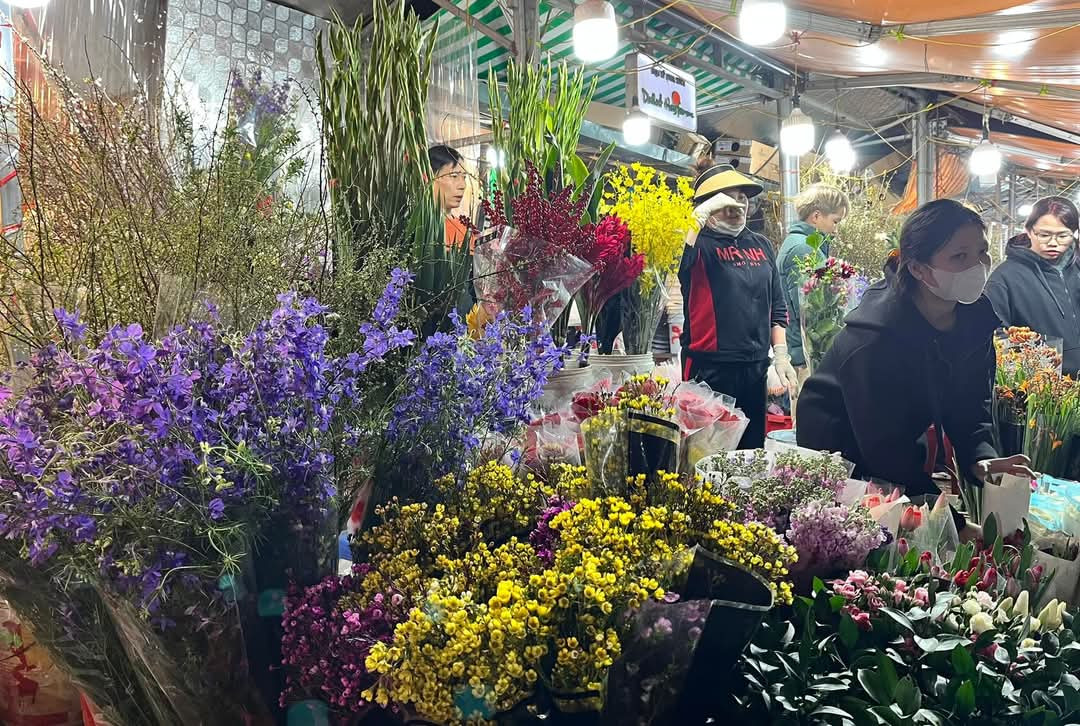 Đêm 27/1 (tức 28 tháng Chạp), dòng người từ khắp nơi đổ về đây để tìm mua những bó hoa tươi ưng ý nhất cho ngày Tết.