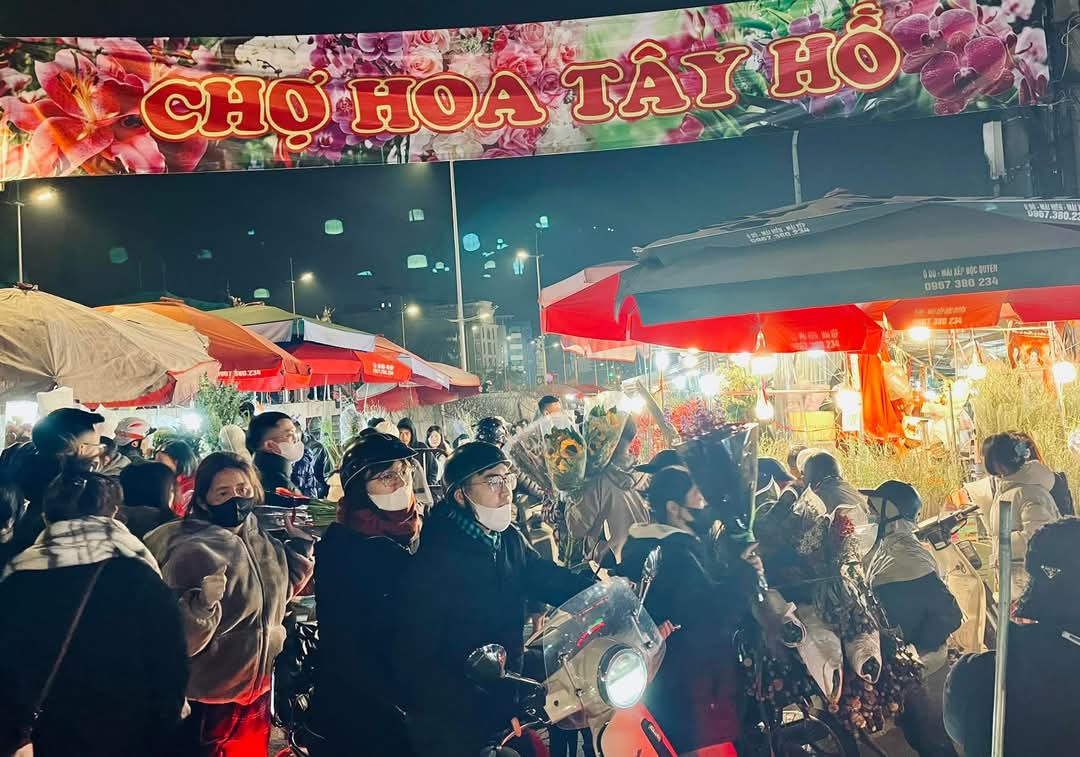 Vào mỗi dịp cận Tết Nguyên đán, Chợ hoa Quảng An (quận Tây Hồ) là nơi trở nên đông đúc và nhộn nhịp hơn bao giờ hết.