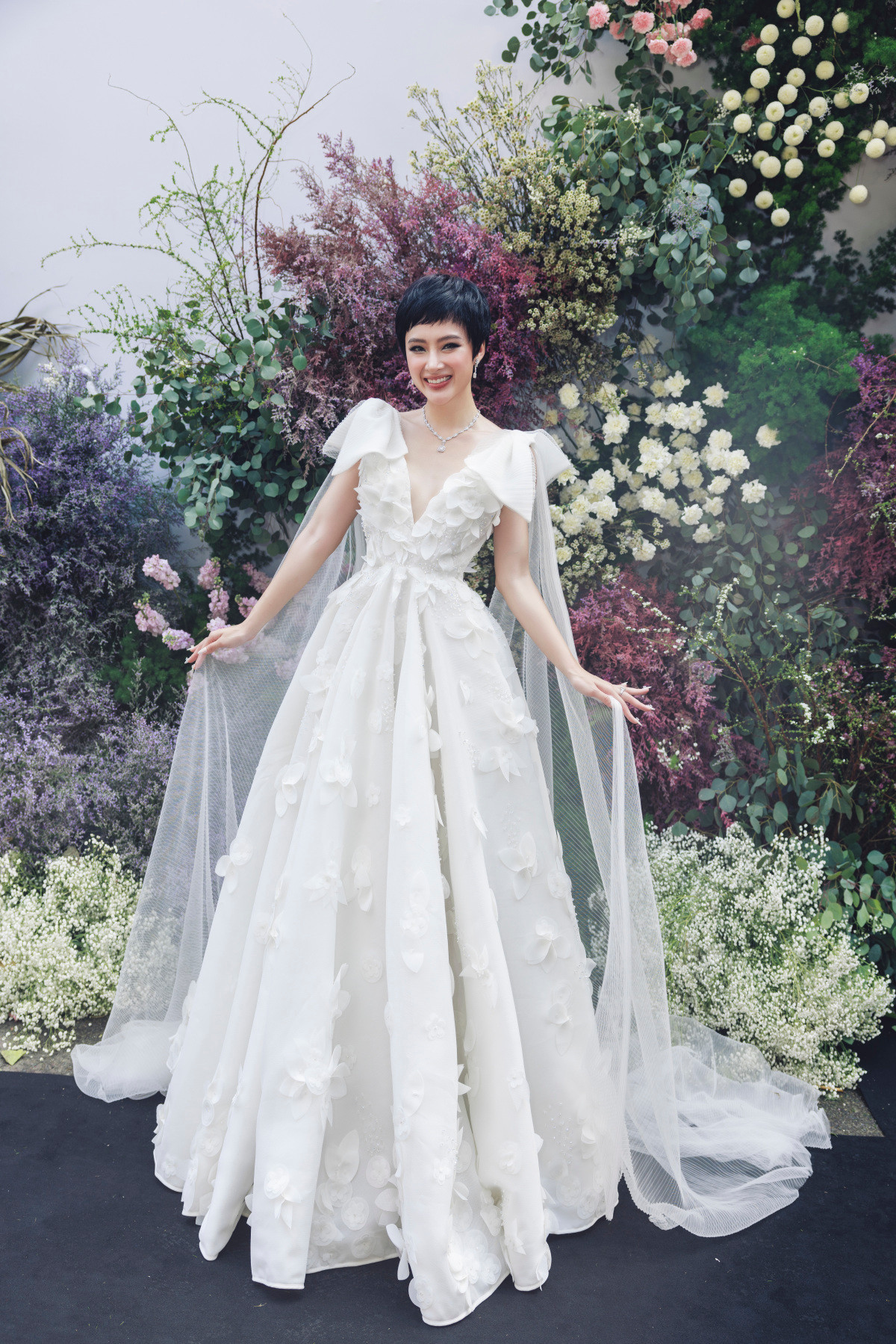 Sự xuất hiện của các chân dài khiến khán giả dồn không ít sự quan tâm. Đã rất lâu rồi khán giả mới được thấy người đẹp quay trở lại showbiz.