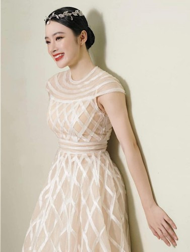 Angela Phương Trinh lựa chọn những tà áo dài, áo lam…để diện