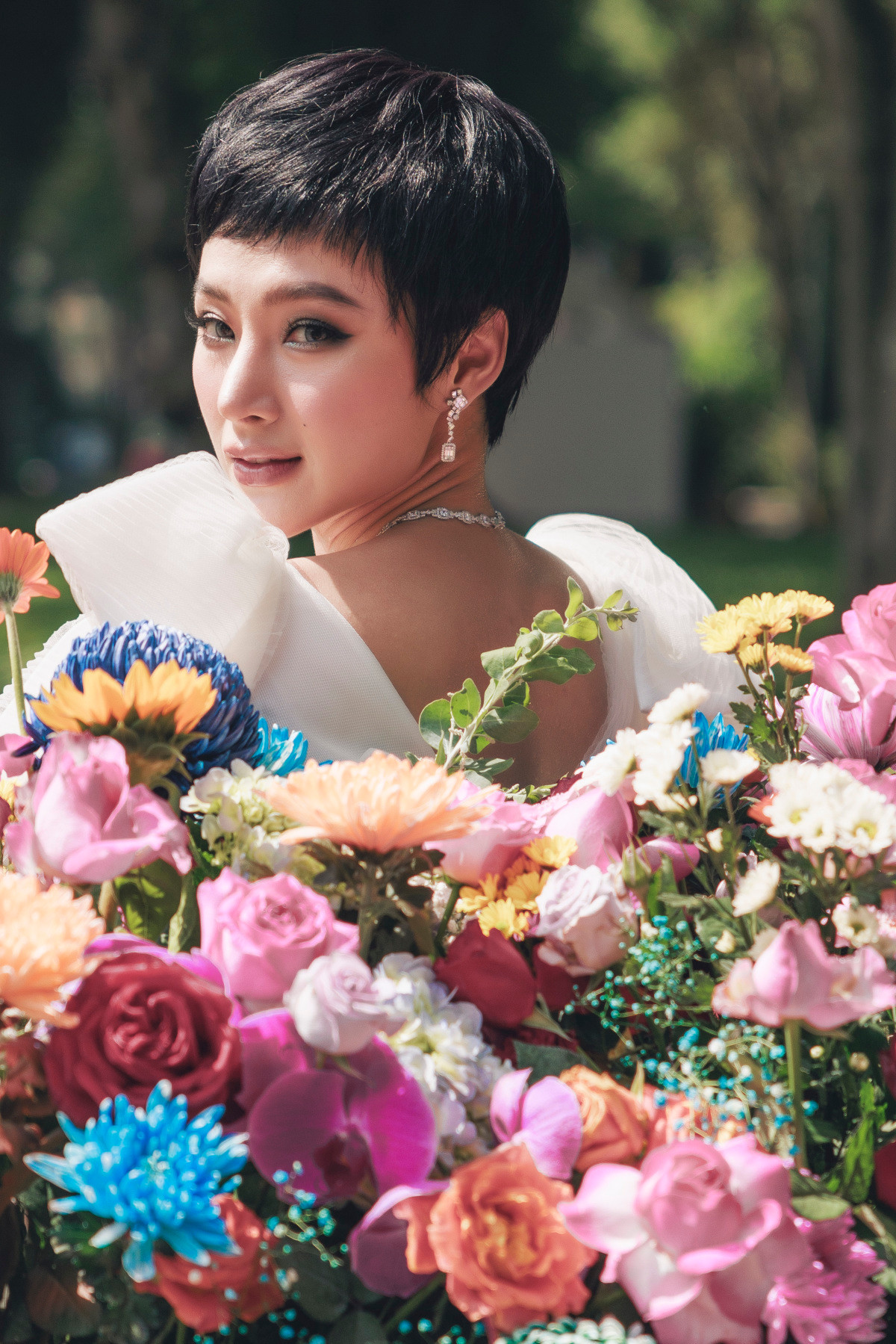 Không chỉ xuất hiện trong bộ váy cưới tinh khôi trên chiếc xe ô tô đầy hoa, Angela Phương Trinh còn gây chú ý với mái tóc tém cá tính, trẻ trung, mới lạ.