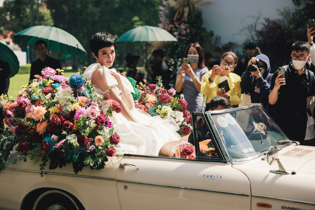 Cụ thể, người đẹp xuất hiện rạng rỡ tại triển lãm thời trang kỷ niệm 10 năm hoạt động của NTK Phương My quy tụ nhiều người đẹp đình đám khác như H-Hen Niê, Ngô Thanh Vân, Ninh Dương Lan Ngọc...