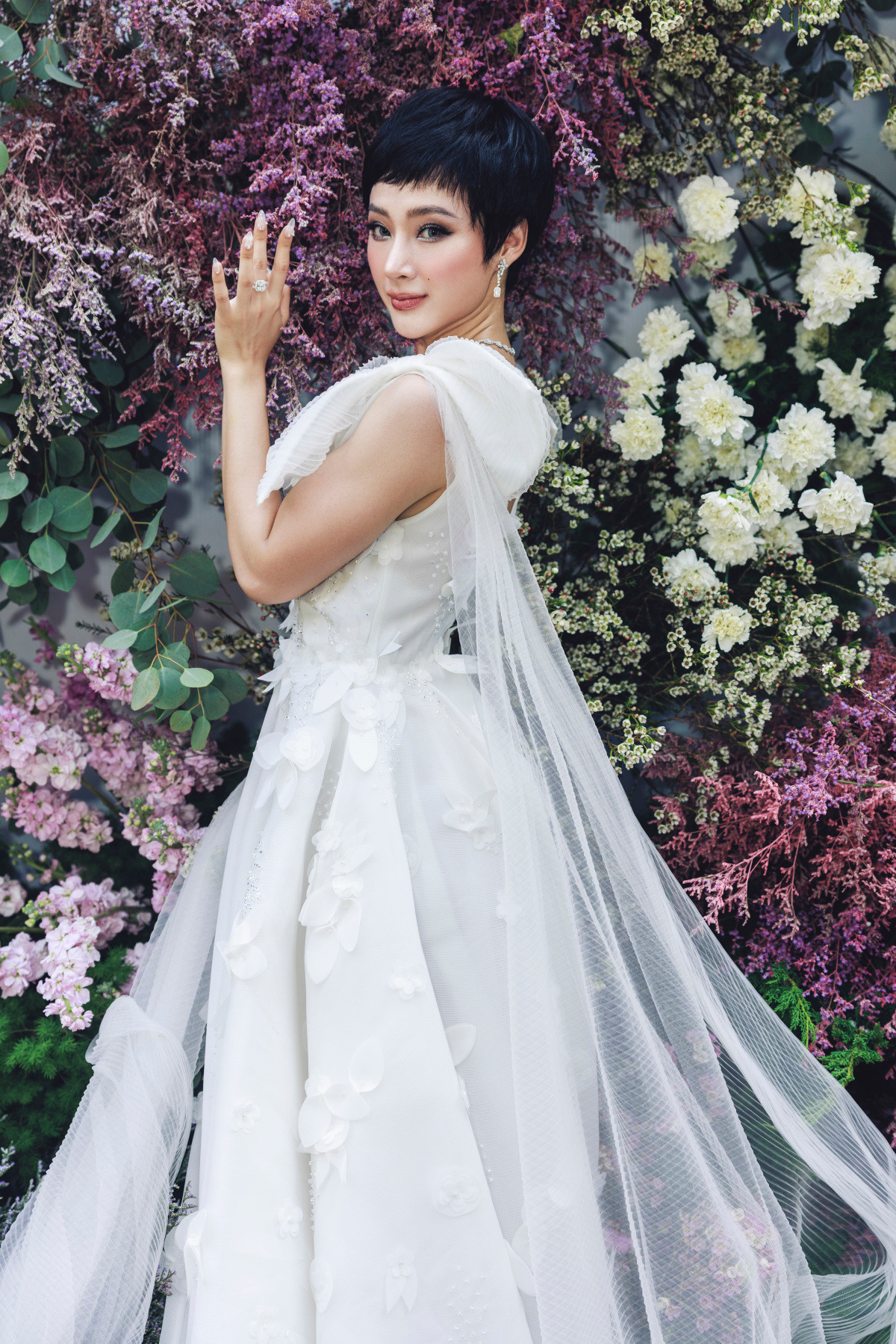 Kiểu tóc mới của "hot girl lực điền" khiến vẻ xinh đẹp của cô càng được tô điểm. Gương mặt V-line cùng đường nét thanh thoát nhờ đó mà càng thêm nổi bật.