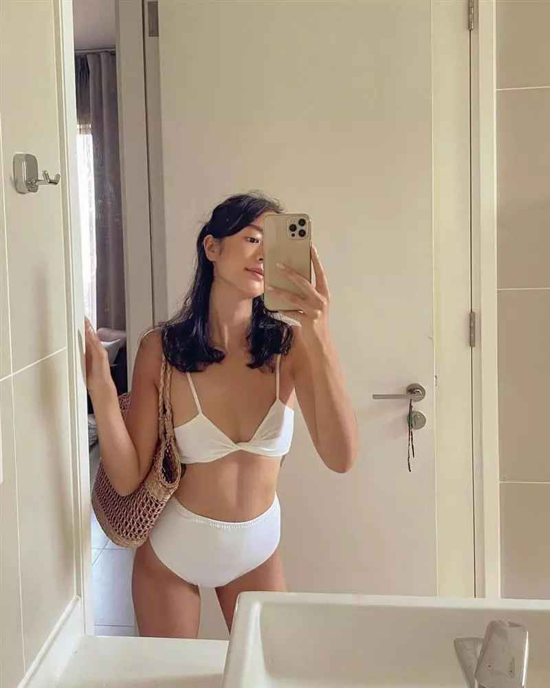 Qua những bức hình được đăng tải trên trang cá nhân, Amandine sở hữu ngoại hình xinh đẹp, làn da nâu khỏe khoắn cùng gu thời trang đa dạng.