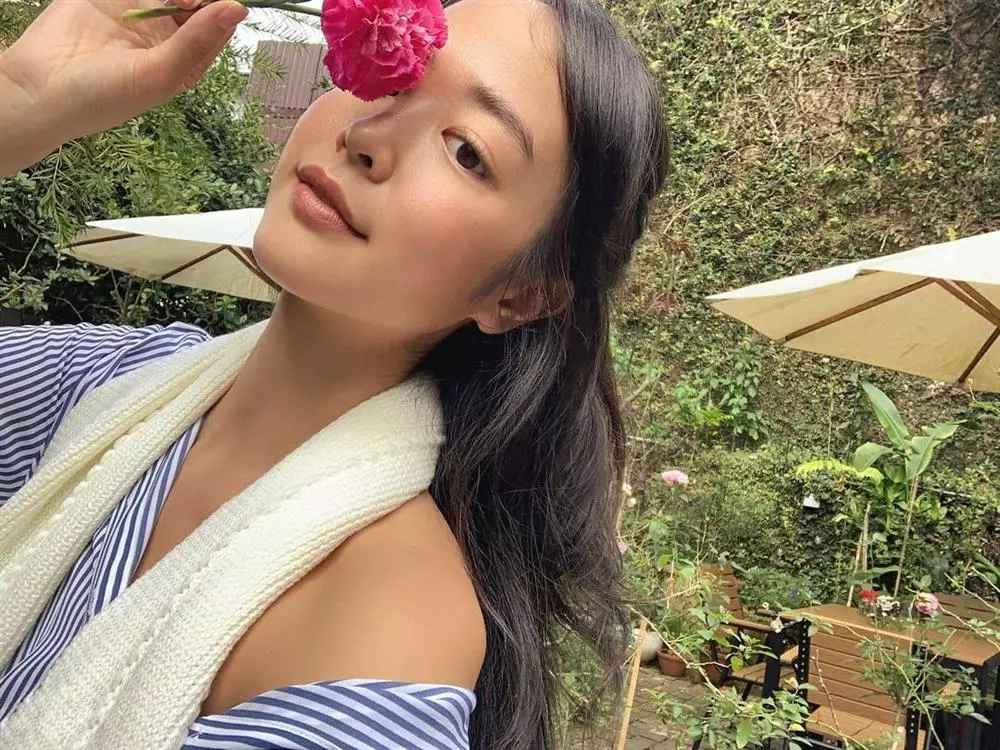 Ngoài làm mẫu ảnh, Amandine còn thử sức bản thân trong lĩnh vực diễn xuất, tham gia MV của không ít ca sĩ tên tuổi, nổi bật trong số đó là Đen Vâu.