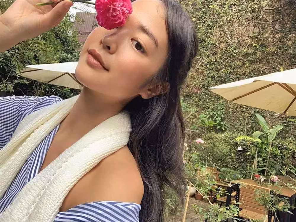 Ngoài làm mẫu ảnh, Amandine còn thử sức bản thân trong lĩnh vực diễn xuất, tham gia MV của không ít ca sĩ tên tuổi, nổi bật trong số đó là Đen Vâu.